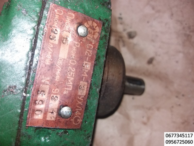 Насосы пластинчатые для смазки С12 4М 2; С12 4М 3,2;  С12 4М 6,3; С12 4М 10 и С12 5М 2; С12 5М 3,2; С12 5М 6,3; С12 5М 10 однократного действия, нерегулируемые применяются для подачи под давлением минерального масла в смазочные системы металлорежущих станков и других машин.
    Насосы С12-4М выполнены с реверсируемым направлением вращения вала и постоянным направлением потока масла.
   Насосы С12-5М имеют постоянное направление вращения - правое (по направлению вращения часовой стрелки, если смотреть со стороны привода). 
